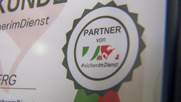 Die Plakette der Initiative "Sicher im Dienst NRW"