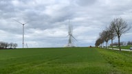 Eine WIndkraftanlage wird gesprengt.