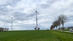 Eine Windkraftanlage wird gesprengt.