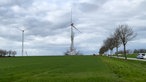 Eine Windkraftanlage wird gesprengt.