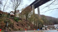 Ein Haus direkt neben der Rahmede-Talbrücke in Lüdenscheid