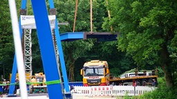 Eine Baustelle mit LKW.