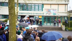 Trauernde Schüler auf dem Schulhof des Joseph-König-Gymnasiums