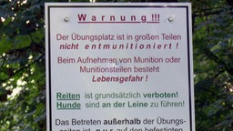 Ein Schild mit Warnhinweisen aus der Nähe