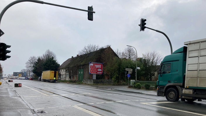 Auf dem Bild sind zwei Ampeln zu erkennen, ein LKW wartet dahinter.