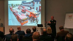 Feuerwehrmann hält Vortrag