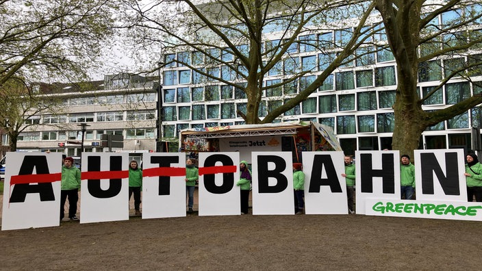 Demonstrierende mit riesigen Plakaten