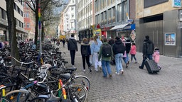 Eine Gruppe von Menschen läuft über die Windthorststraße in der Nähe des Hauptbahnhofs