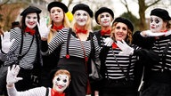 Verkleidete Frauen in Clown-Kostümen.