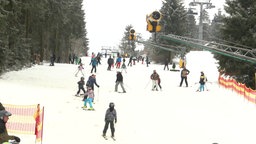 Skifahrer auf einem Hang in Winterberg