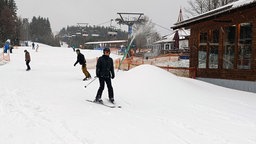 Eine Person auf Skiern auf der Piste.