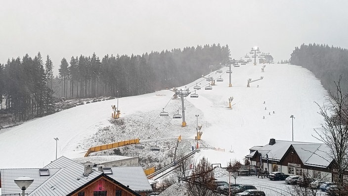 Eine Skipiste aus der Vogelperspektive.