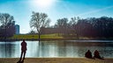 Spaziergänger geniessen den Sonnenschein am Aachener Weiher