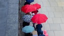 Menschen mit bunten Regenschirmen