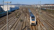 Nahverkehrszug und Eisenbahngleise, Hagen, Westfalen, Nordrhein-Westfalen, Deutschland