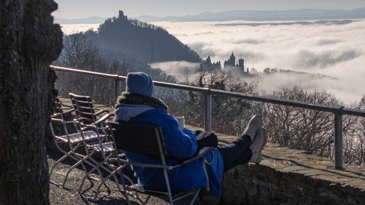 Blick vom Petersberg im Siebengebirge in Königswinter bei Bonn auf das vom Tiefnebel bedeckte Rheintal