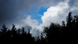 Eine Lücke zwischen Wolken läßt die Sonne durch