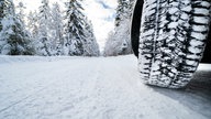 Winterreifen auf schneebedeckter Straße