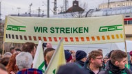 GDL Streik: Auf einem Banner steht: "WIR STREIKEN"