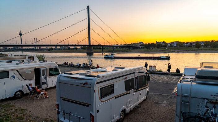 Wohnmobile stehen auf Stellplätzen am Rheinufer in Düsseldorf