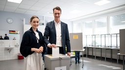 Ministerpräsident von Nordrhein-Westfalen, Hendrik Wüst gibt zusammen mit Ehefrau Katharina  in einem Wahllokal in Rhede seine Stimme ab.