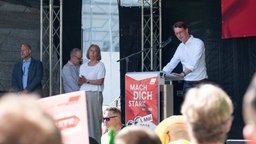 Minister-Präsident Hendrik Wüst hält Rede bei Mai-Kundgebung in Siegburg. | Bildquelle: WDR/ von Stülpnagel Minister-Präsident Hendrik Wüst hält Rede bei Mai-Kundgebung in Siegburg.