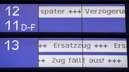 "Später", "Verzögerung", "Ersatzzug" und "Zug fällt aus!" steht im Hauptbahnhof auf einer Anzeigetafel