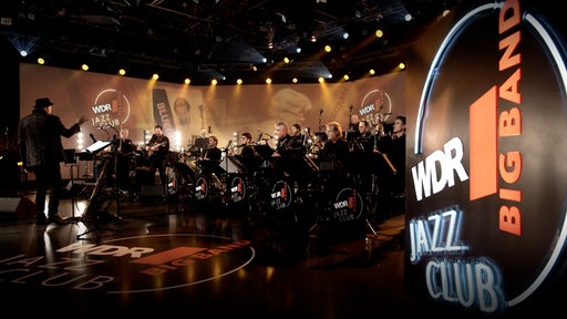 Die WDR Big Band spielt Bluegrass in einem Studio