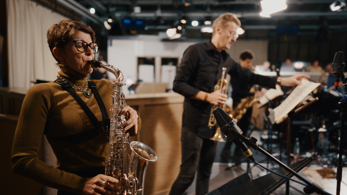 Karolina Strassmayer spielt mit der WDR Big Band