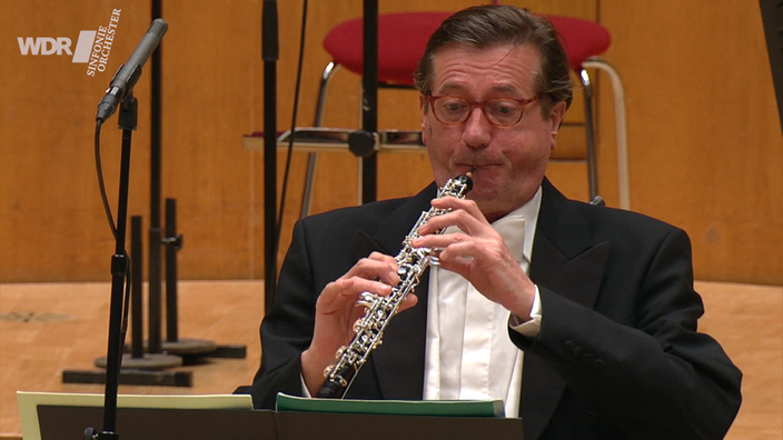 Oboist spielt Schnittke