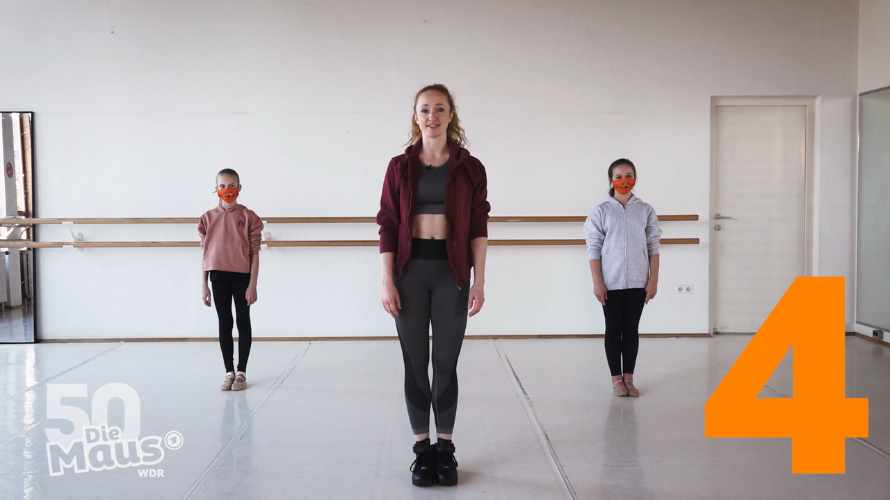 drei Tänzerinnen der Ballettschule im Hofgarten Lohmar erklären den Maustanz