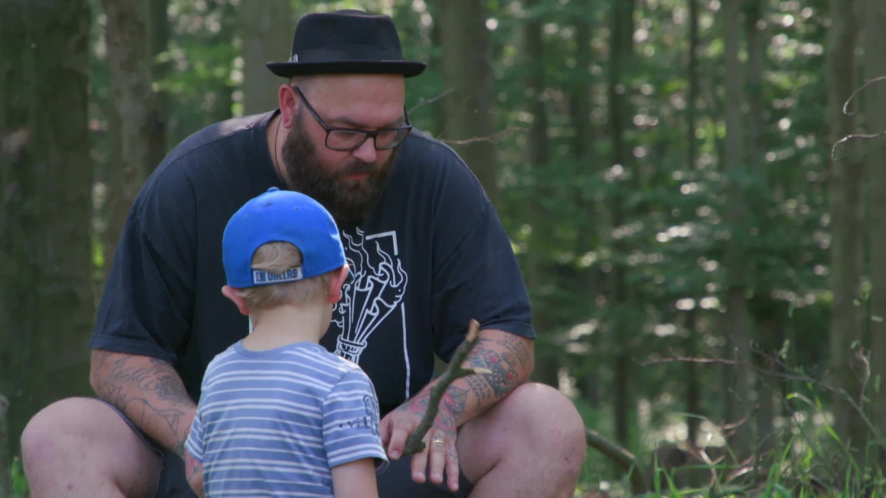 Felix Schenk mit seinem Sohn im Wald