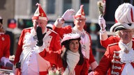 Serap Güler (CDU) auf dem Rosenmontagszug in Köln