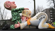 Nordrhein-Westfalen, Düsseldorf: Ein Mottowagen zum russischen Präsidenten Putin und der russisch-orthodoxen Kirche wird zum Rosenmontagszug gefahren.