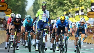 Der Eritreer Biniam Girmay Hailu von Intermarche-Wanty jubelt nach seinem Sieg vor dem Belgier Arnaud De Lie von Lotto Dstny (L.) auf der 3. Etappe der Tour de France 2024 von Plaisance, Italien, nach Turin, Italien (230,5 km) am Montag, den 01. Juli 2024