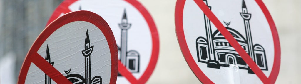 Proteste: Schild mit Moschee , die durchgestrichen ist