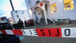 Eine Moschee ist am 10.09.2015 in Bielefeld (Nordrhein-Westfalen) von der Polizei abgesperrt.