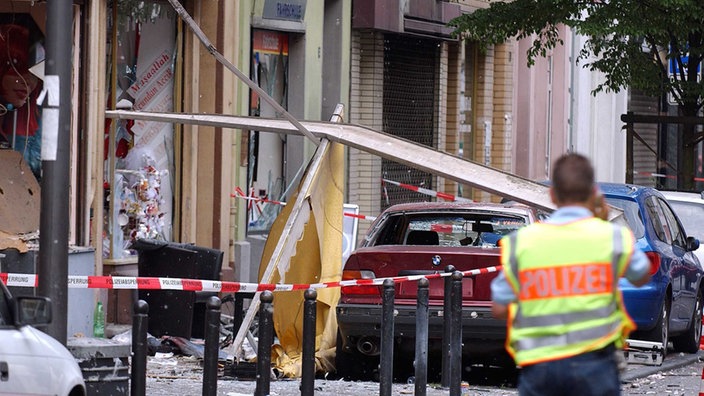 Kölner Nagelbombenanschlag-Ein Polizist sichert in Köln die Spuren einer Explosion in der Keupstraße