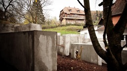 Das Künstlerkollektiv "Zentrum für politische Schönheit" hat auf dem Nachbargrundstück des Thüringer AfD-Chefs Björn Höcke das Berliner Holocaust-Mahnmal nachgebaut.  