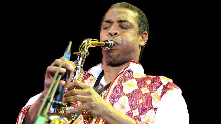 Femi Kuti spielt das Saxophon auf der Bühne