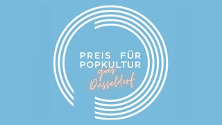 Archivaufnahme: Die gerahmte Auszeichnung des "Preis für Popkultur" wird von einer Person in die Kamera gehalten.