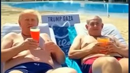 Trump Gaza Ki Video - Screenshot Präsident Trump und Ministerpräsidenten Benjamin Netanjahu in Badehose, Cocktailtrinkend auf einer Sonnenliege im "Trump Gaza"  