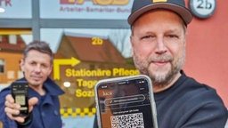 "Michi“ (links) und "Smudo“ von der Hip-Hop-Band "Die fantastischen Vier“ werben vor dem Bernburger ASB-Pflegeheim "Am Kurpark" für die neue Handy-App "luca" zur effektiveren Pandemie-Bekämpfung.