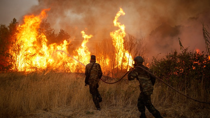 Zwei Soldaten  löschen Brand