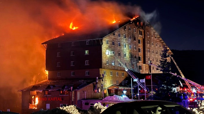 Feuerwehrleute arbeiten daran, ein Feuer in einem Hotel im Skigebiet in der Provinz Bolu im Nordwesten der Türkei zu löschen. Mehrere Menschen kamen bei dem Brand ums Leben. 