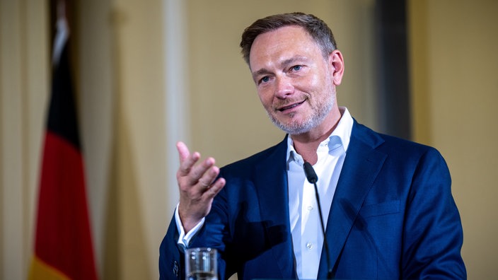 Christian Lindner (FDP), Bundesminister der Finanzen, spricht bei der Übergabe der Berichte der Expertenkommissionen «Bürgernahe Einkommensteuer» und «Vereinfachte Unternehmensteuer». 