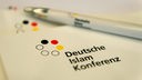 Pressemappen und ein Kugelschreiber mit der Aufschrift "Deutsche Islam Konferenz"