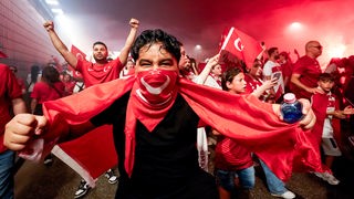 Türkische Fußballfans in Hamburg feiern den Sieg der türkischen Nationalmannschaft gegen Tschechien