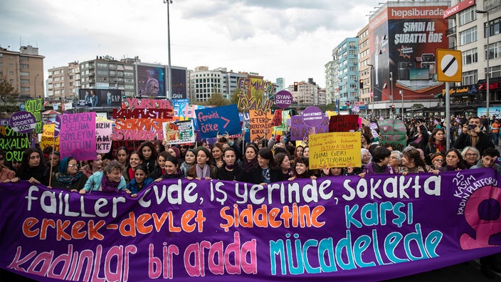 Internationaler Tag für die Beseitigung von Gewalt gegen Frauen in Istanbul - 25. November 2023