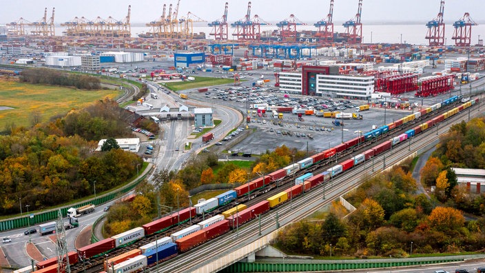 Die Hafenhinterland-Anbindung mit Straßen und Gleisen am Hafen von Bremerhaven (Luftaufnahme mit einer Drohne). 